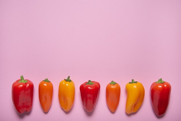 Grupo de mini paprica, rojo, amarillo y naranja.