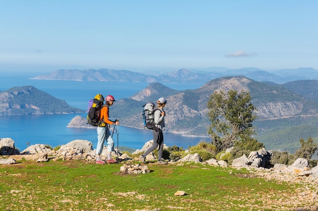 Grupo de mochileros de senderismo en las montañas al aire libre estilo de vida activo viajes vacaciones de aventura viaje libertad paisaje de verano concepto de caminata