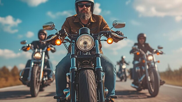 Foto un grupo de motociclistas montando cruiserchoppers en la carretera