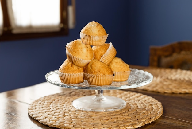 Grupo de muffins caseros en la mesa