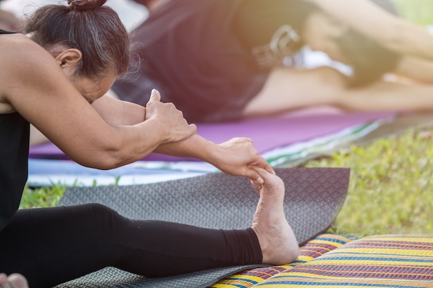 Grupo de mujer asiática haciendo yoga o ejercicio en el parque