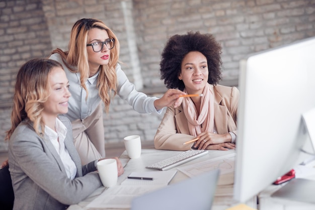 Grupo de mujer joven trabajando juntos