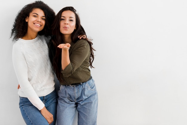 Grupo de mujeres adultas felices juntas