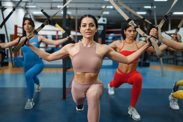 Grupo de mujeres atractivas haciendo ejercicio en el gimnasio