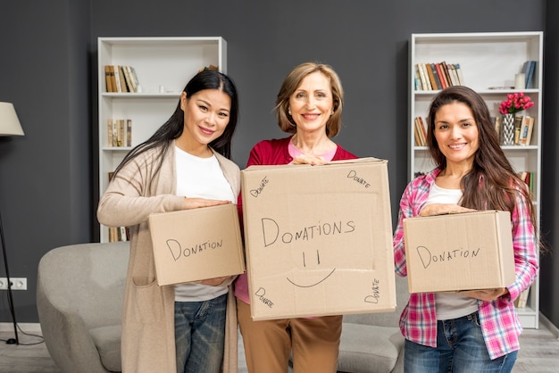 Grupo de mujeres con cajas de donación