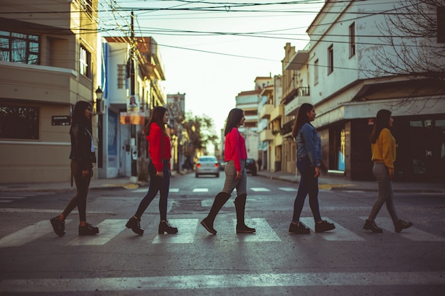 Grupo de mujeres caminando por la calle.