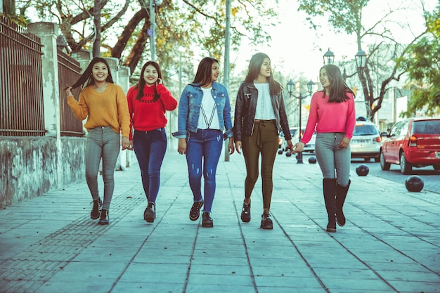 Grupo de mujeres caminando por la calle.