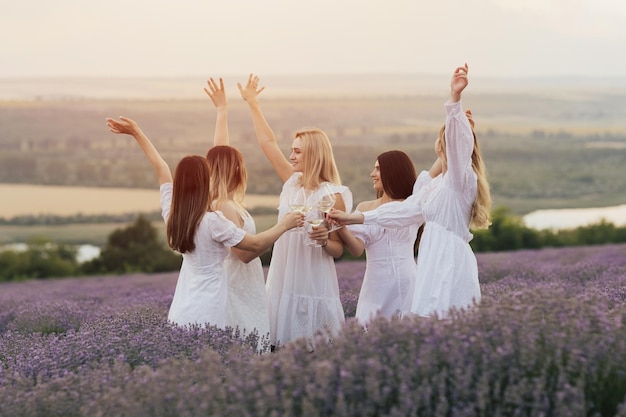 Un grupo de mujeres en un campo de lavanda.