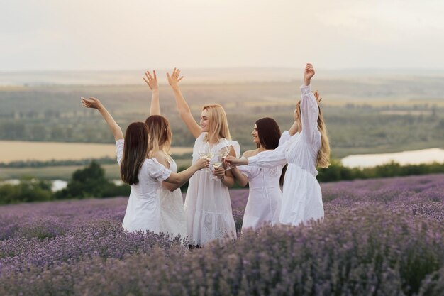 Un grupo de mujeres en un campo de lavanda.