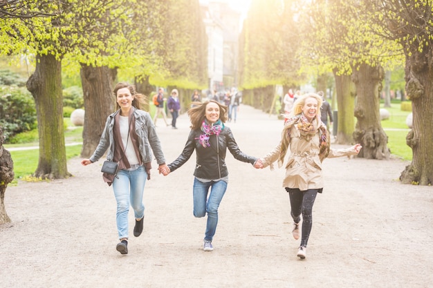 Grupo de mujeres corriendo en el parque