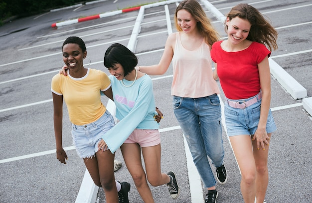 Grupo de mujeres diversas caminando juntas.