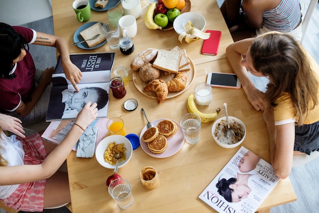 Un grupo de mujeres diversas desayunando juntos