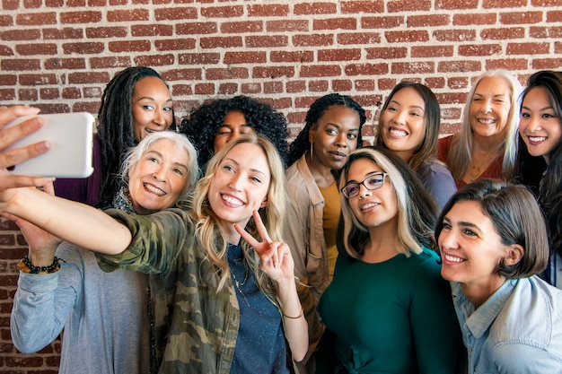 Grupo de mujeres diversas tomando un selfie