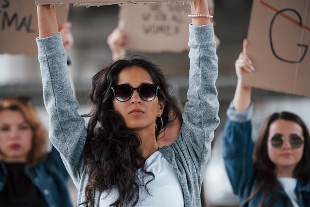 Foto un grupo de mujeres feministas han protestado por sus derechos al aire libre.