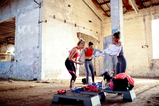 Grupo de mujeres fitness preparándose para el entrenamiento. Concepto de mujer fuerte.