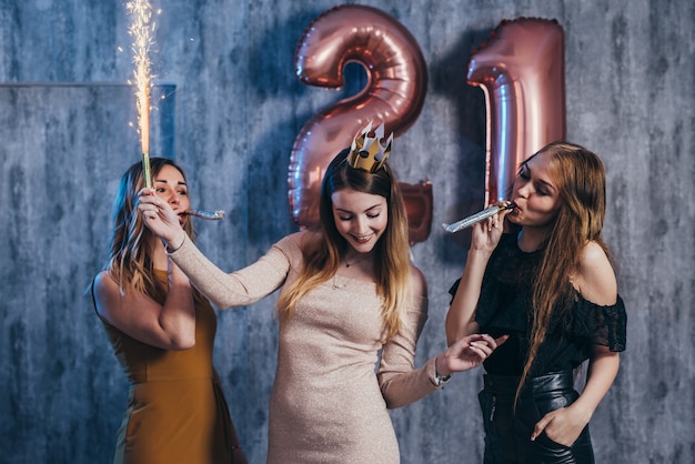 Foto grupo de mujeres con fuegos artificiales en la fiesta divirtiéndose.