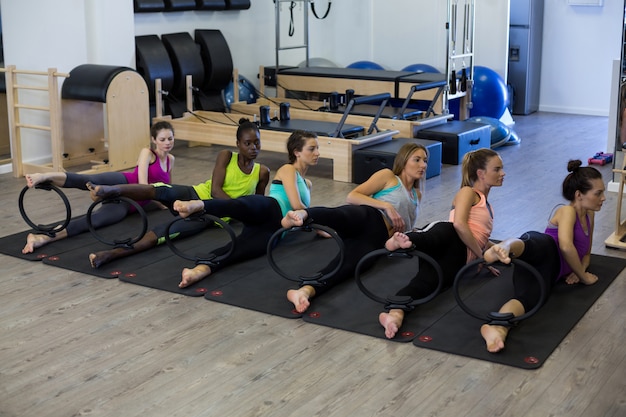 Grupo de mujeres haciendo ejercicio con anillo de pilates