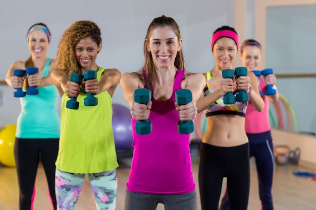 Grupo de mujeres haciendo ejercicio con mancuernas