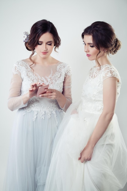 Grupo de mujeres hermosas mirando el retrato del teléfono