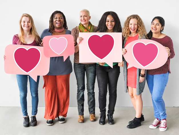 Grupo de mujeres con iconos de corazón