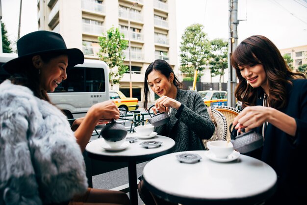 Grupo de mujeres japonesas que pasan tiempo en Tokio