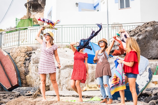 Grupo de mujeres jóvenes amigos se divierten juntos en la actividad de ocio al aire libre