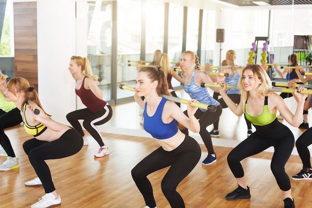 Grupo de mujeres jóvenes en la clase de fitness