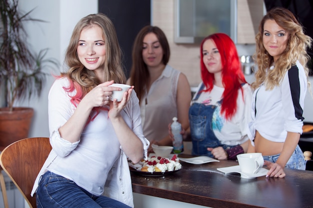 Grupo de mujeres jóvenes comiendo juntos