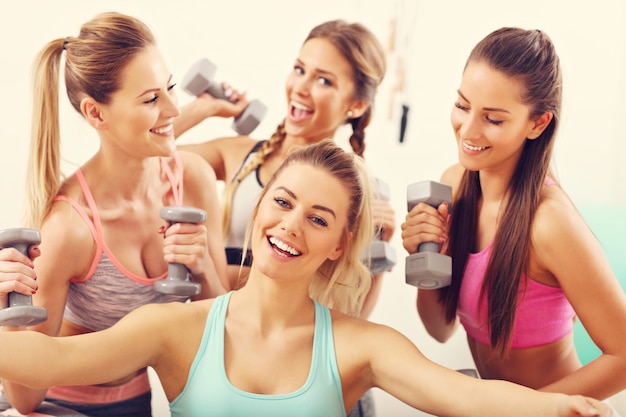 Grupo de mujeres jóvenes tomando selfie en el gimnasio después del entrenamiento