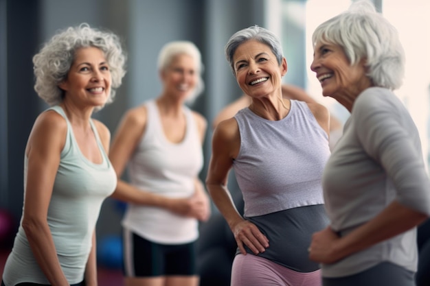 Un grupo de mujeres mayores felices con camisetas deportivas ligeras se paran en el vestíbulo del gimnasio