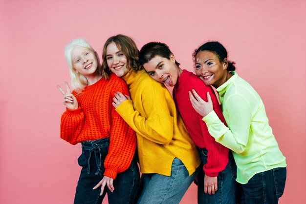 Foto grupo de mujeres multiétnicas con diferentes tipos de piel posando juntas en el estudio