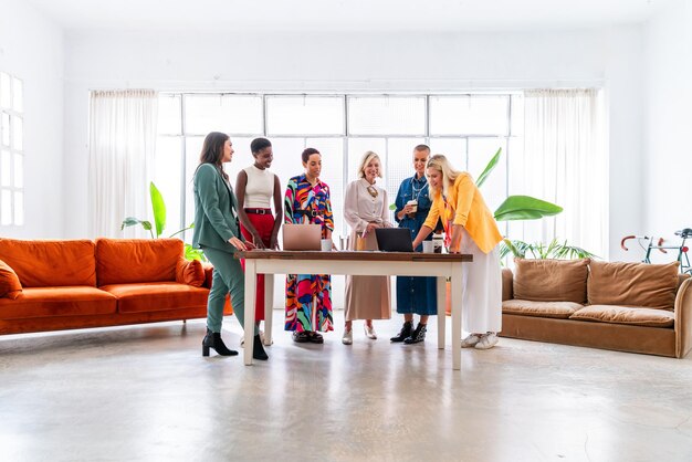 Foto grupo de mujeres de negocios reunidas en la oficina