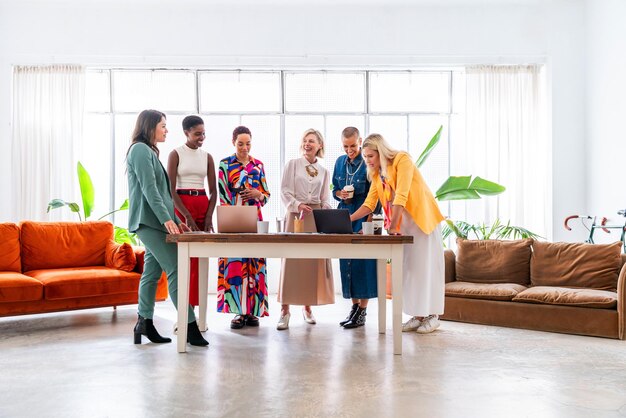 Grupo de mujeres de negocios reunidas en la oficina