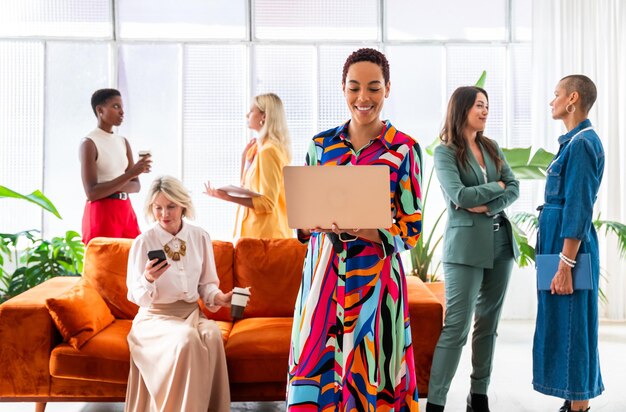 Foto grupo de mujeres de negocios reunidas en la oficina