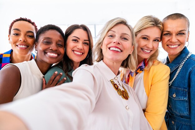 Grupo de mujeres de negocios reunidas en la oficina