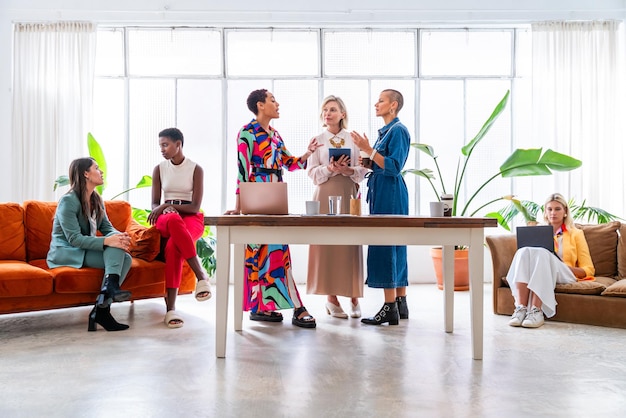 Foto grupo de mujeres de negocios reunidas en la oficina