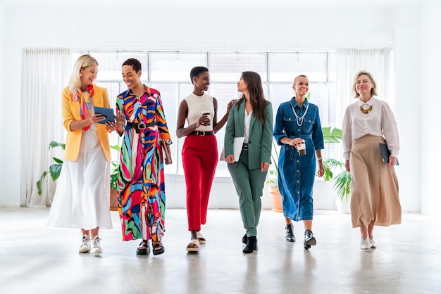 Grupo de mujeres de negocios reunidas en la oficina