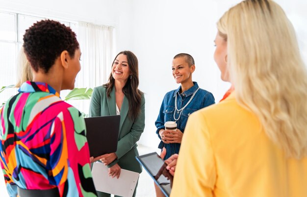 Foto grupo de mujeres de negocios reunidas en la oficina