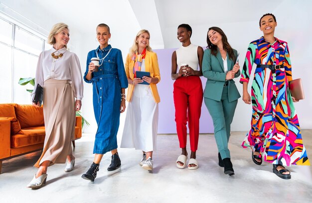 Foto grupo de mujeres de negocios reunidas en la oficina