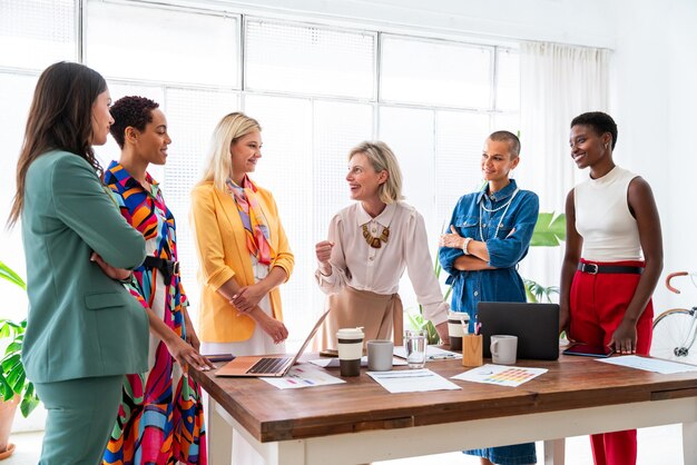 Grupo de mujeres de negocios reunidas en la oficina