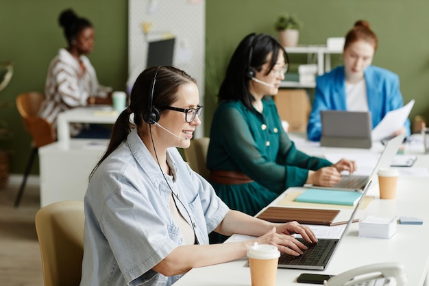 Grupo de mujeres operadoras que trabajan en el centro de atención telefónica