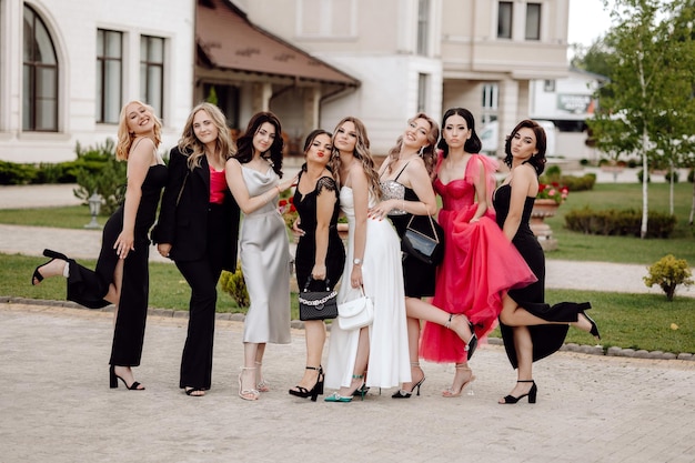 Un grupo de mujeres posando para una foto frente a una casa.