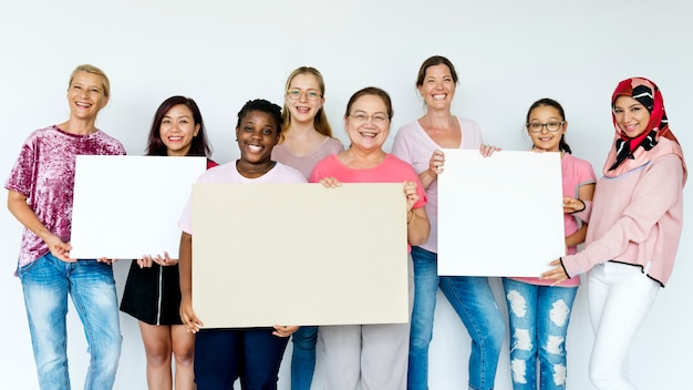 Grupo de mujeres que sostienen juntas