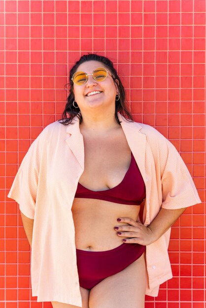 Grupo de mujeres de talla grande con traje de baño en la playa.