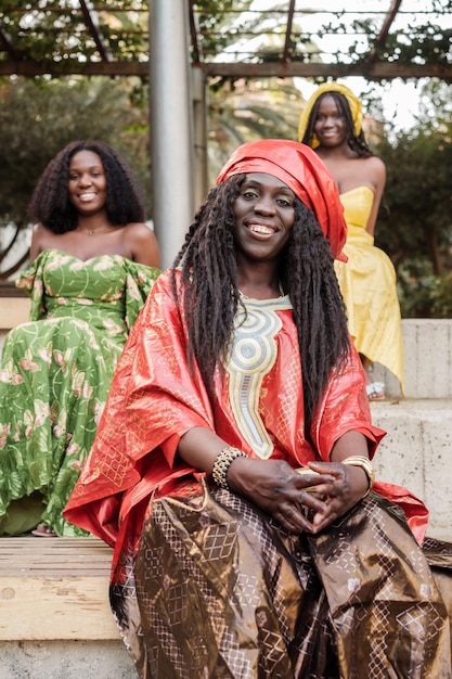 Grupo de mujeres con trajes típicos de su país que representan la tradición de su antepasado