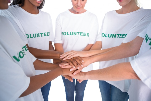 Grupo de mujeres voluntarias con las manos juntas