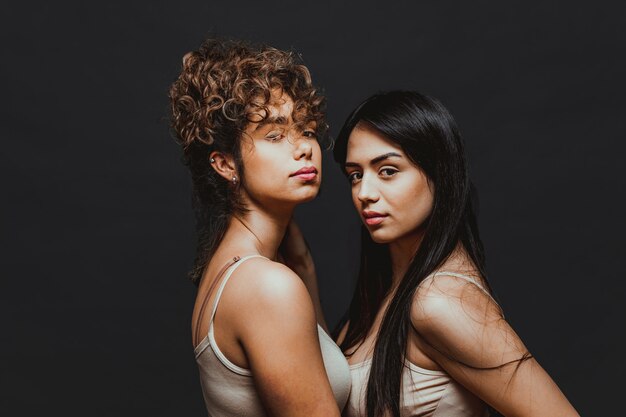 Grupo multicultural de belas mulheres posando de roupa íntima