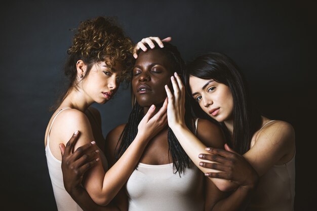 Grupo multicultural de belas mulheres posando de roupa íntima