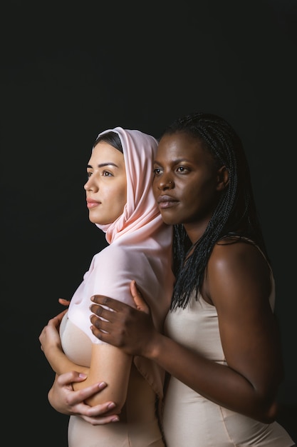 Grupo multicultural de belas mulheres posando de roupa íntima