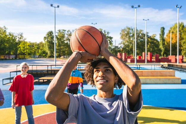 Grupo multicultural de jovens amigos se divertindo ao ar livre e se divertindo - adolescentes elegantes e descolados se reunindo no parque urbano de skate